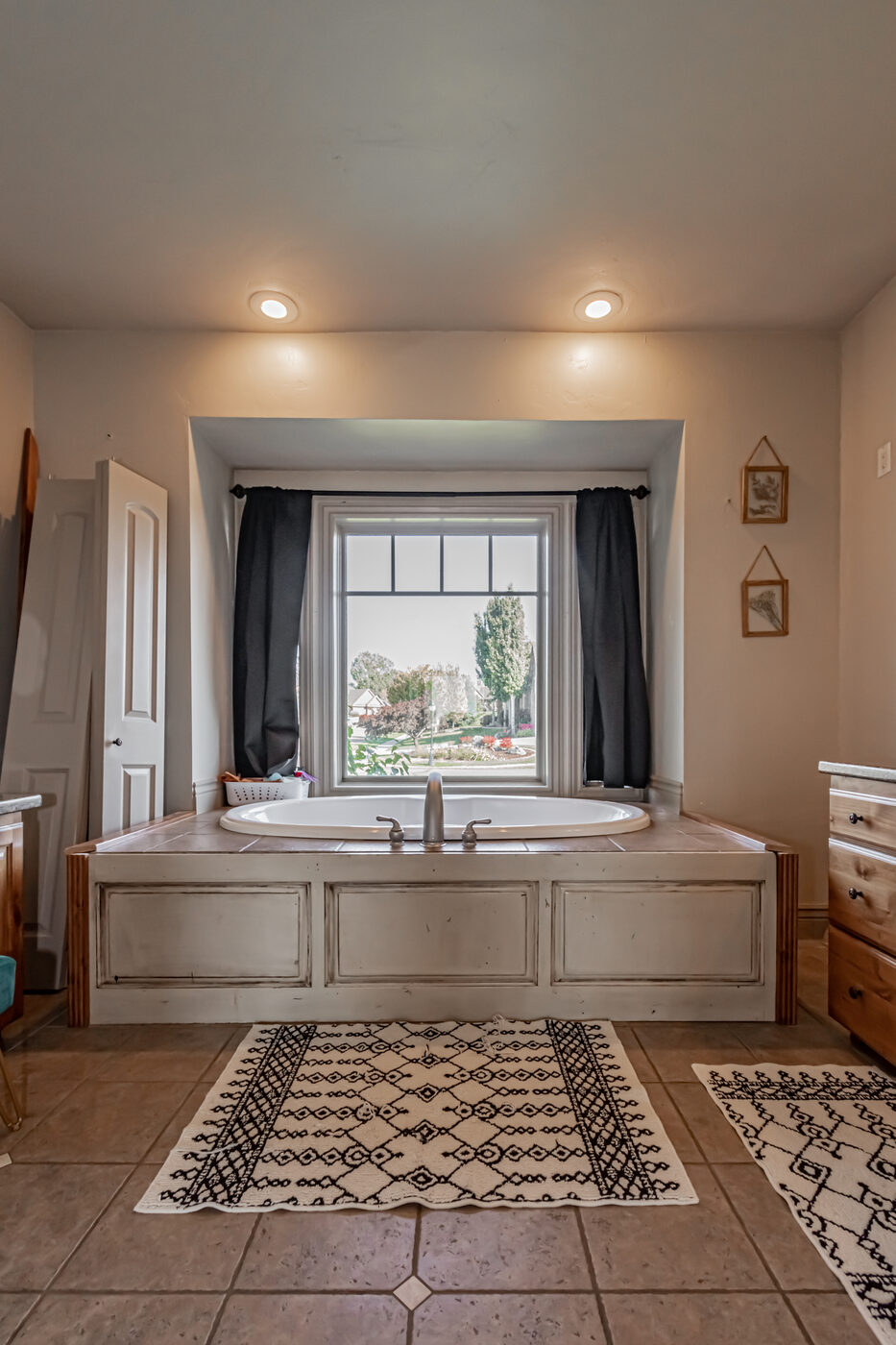 Primary bathroom soaking tub detail